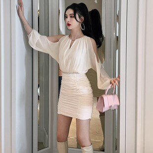 白色雪纺连衣裙女秋冬2024新款性感露肩法式气质长袖褶皱包臀裙子