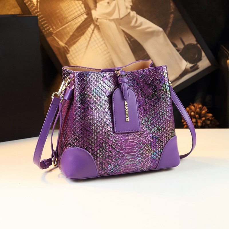 春夏2025新款蛇纹真皮女包斜挎包水桶包女大容量手提Y单肩包高级