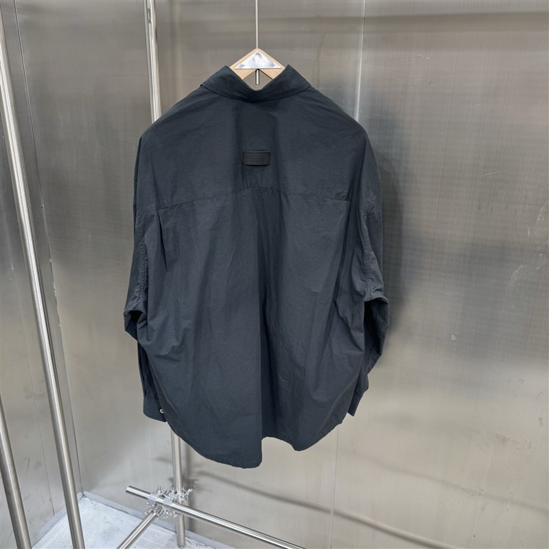 过万质感 定制面料 手工水洗皮logo设计 宽松版型净版轻熟范衬衫