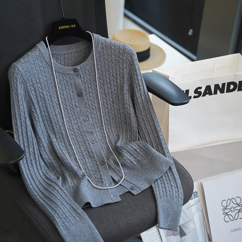 虫小小 可机洗~绞花圆领修身显瘦短款针织开衫女打底毛衣春季963A