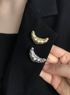 韩国博主同款牛角包胸针女设计感气质金属徽章小众高档精致别针潮