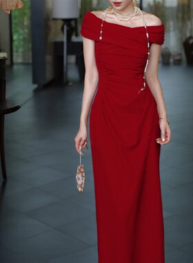 鹿与玫瑰一字肩红色连衣裙女气质显瘦修身订婚敬酒服礼服裙子夏季