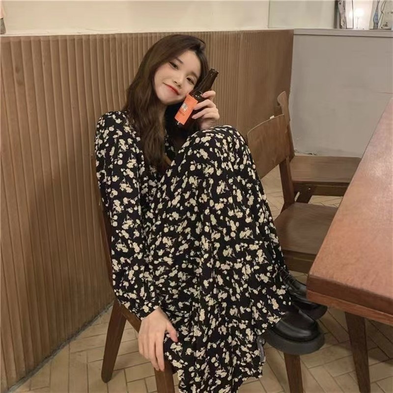 温柔风碎花连衣裙女春装2023新款显瘦复古高腰春秋长袖V领A字裙女