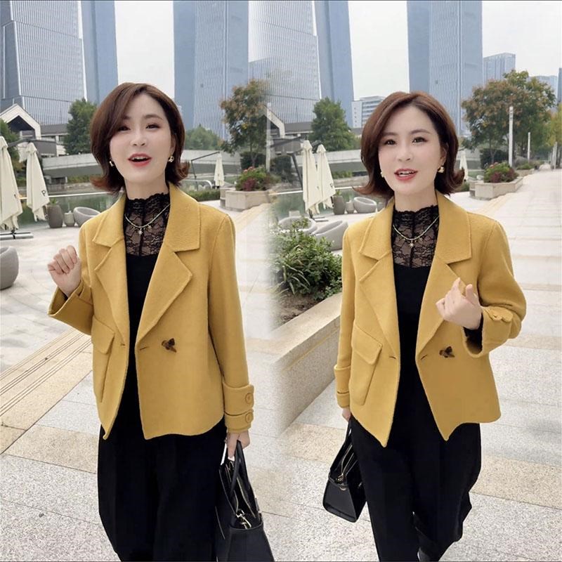 高级感短款女士毛呢外套2025春季新款高贵西装领牛角扣呢子大衣