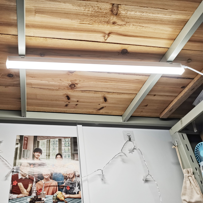 宿舍插电小台灯LED护眼大学生卧室电脑酷毙灯带关直插日光灯管