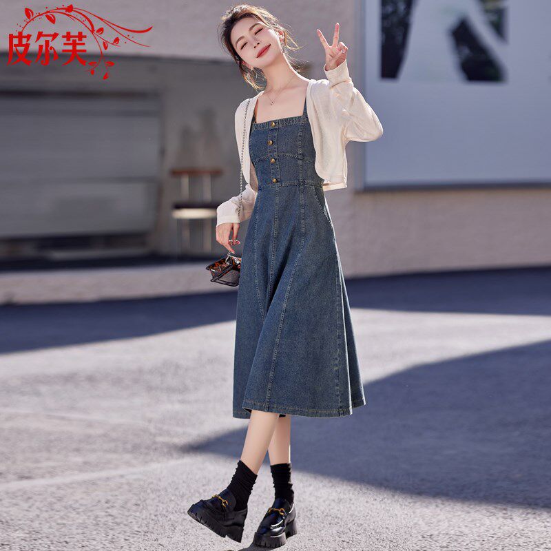 今年流行成套搭配套装裙女2024春秋新款牛仔吊带连衣裙开叉两件套