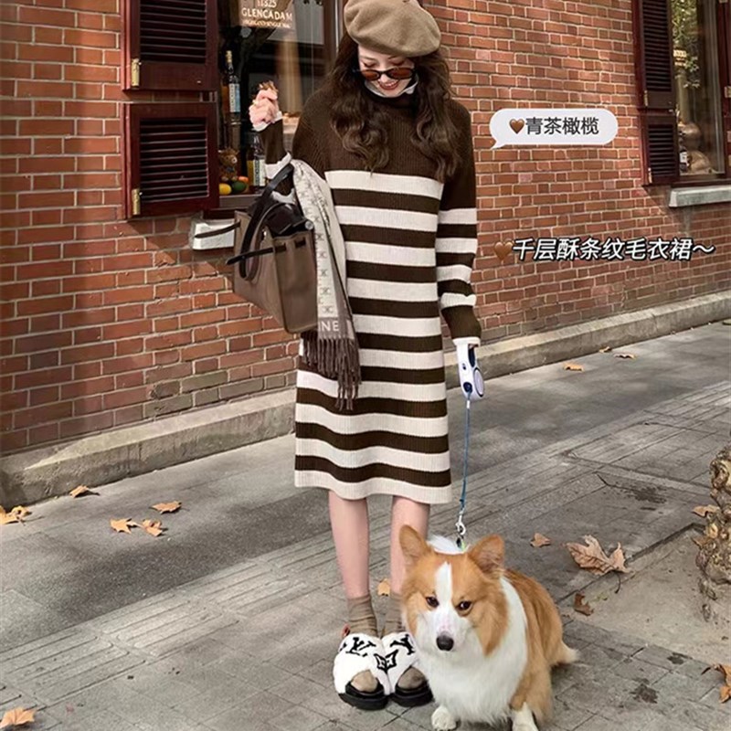 哺乳连衣裙秋冬季辣妈款宽松显瘦外D出穿针织喂奶冬装条纹高领毛