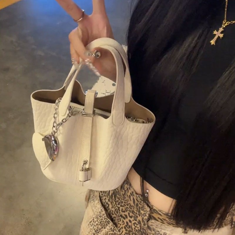 白色菜篮子包包女士2025新款夏手提爱心水桶包斜挎轻奢小众高级感