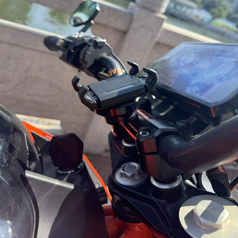 摩托电动车自行车机车手机导航支架背夹手机夹固定器58~85mm通用