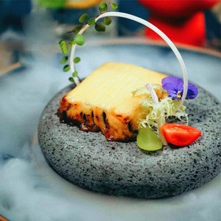 酒店创意火山石餐具烤牛排盘岩石烤肉日韩料理意境菜特色石头盘子