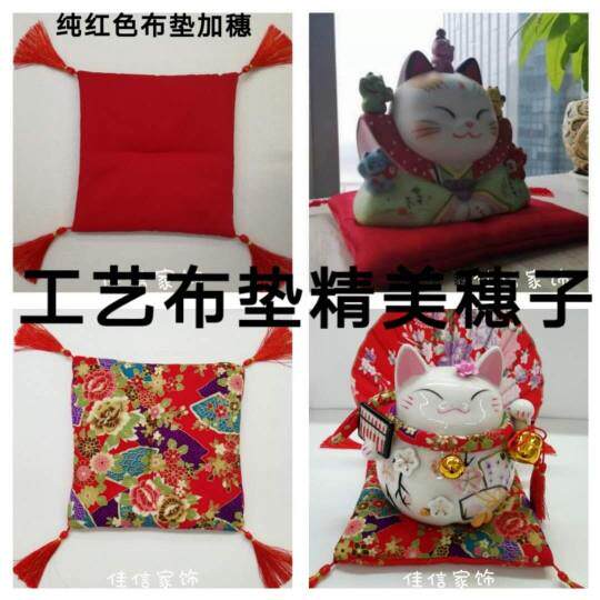 工艺布垫客厅酒柜摆件招财猫布垫带穗子坐垫加流苏红垫子围脖铃铛