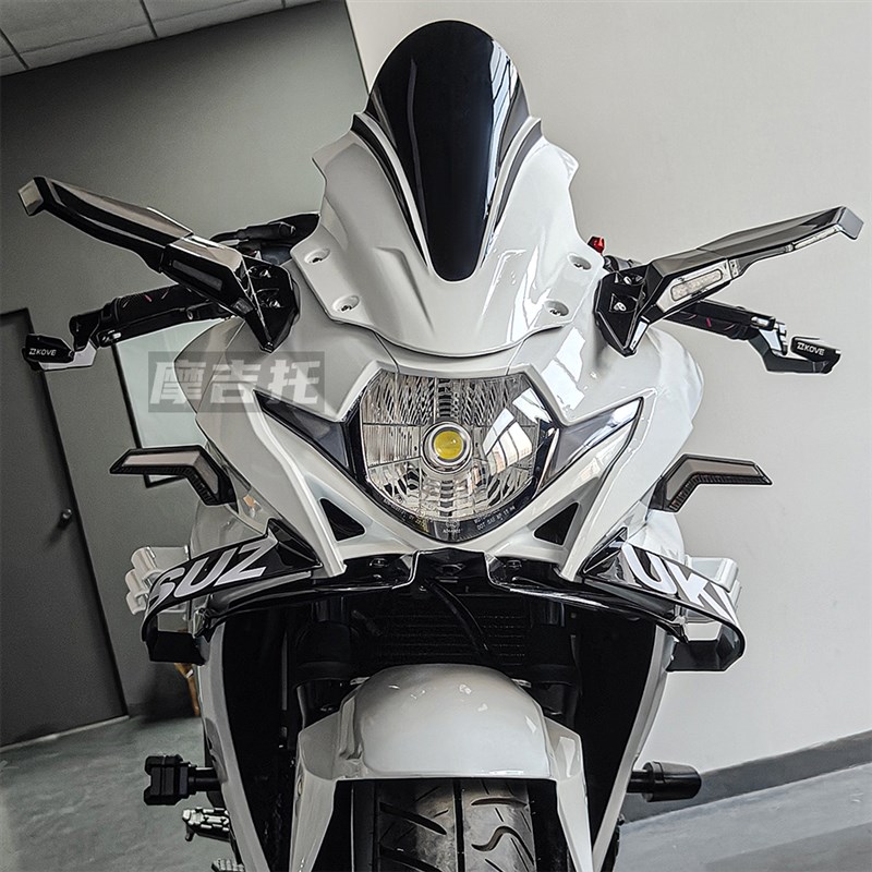 适用铃木GSX250R改装风挡 定风翼 竞技下唇 后视镜挡风白幽灵配件