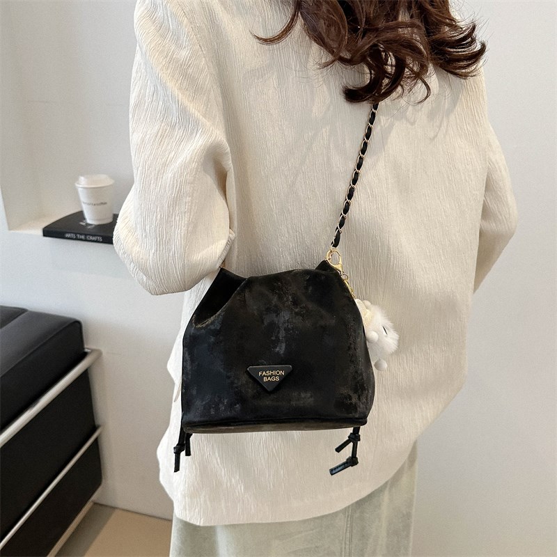 今年流行爆款小包k包女士2024新款高级感小众链条斜挎包单肩水桶