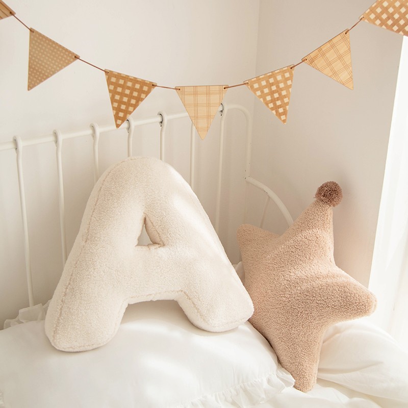 in韩风创意毛绒字母抱枕儿童房装饰靠枕飘窗客厅沙发办公室靠垫