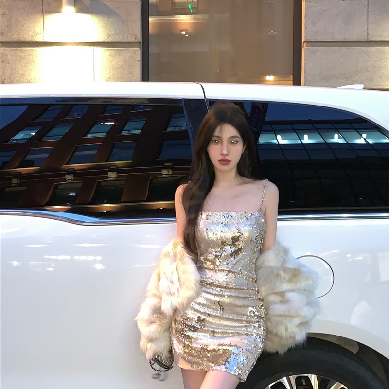 亮片链条吊带连衣裙女秋冬季高级感气质礼服裙子性感绝美包臀短裙