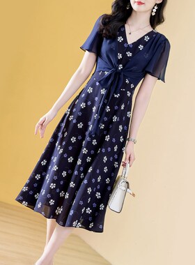 蓝色碎花假两件套连衣裙女2024夏天的新款微胖妈妈气质遮肚子显瘦