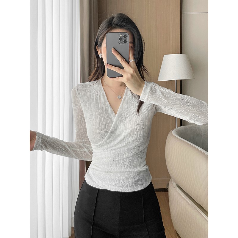 白色高级感轻奢烫钻修身上衣女春新款交叉V领长袖褶皱遮肚内搭T恤