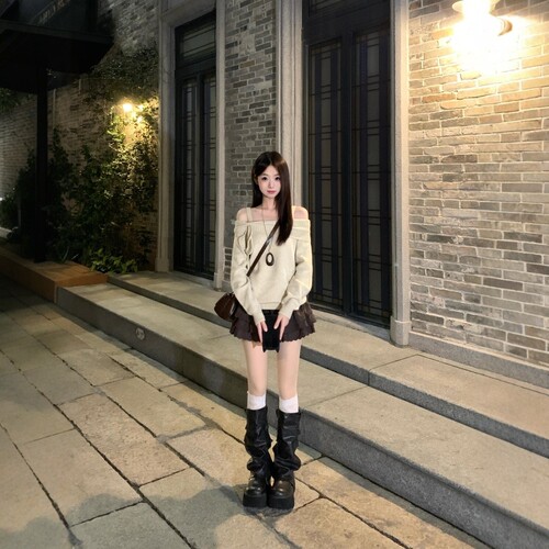 韩系米白一字肩减龄针织衫