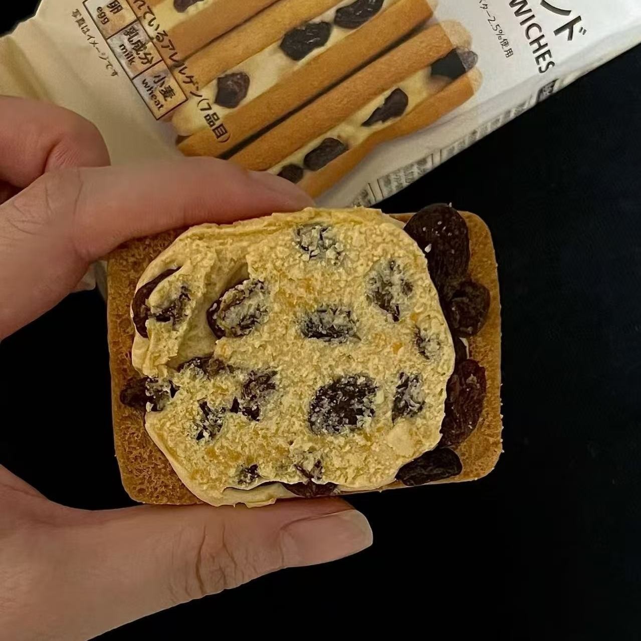 日本711便利店黄油夹心饼干抹茶朗姆酒提子曲巧克力棒椰子零食