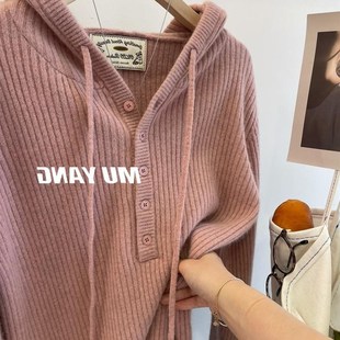 2024新款惊艳质感!3色 半开纽扣套头浣熊绒连帽毛衣女针织衫帽衫