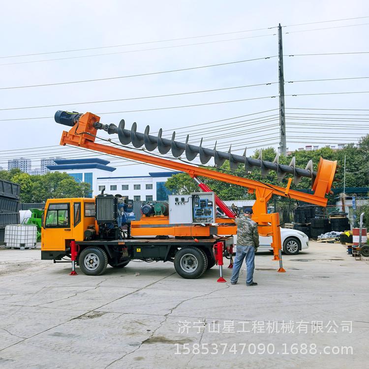 新房基础桩螺旋钻机自制四驱轮式打桩车一米伸缩转盘引孔范围广