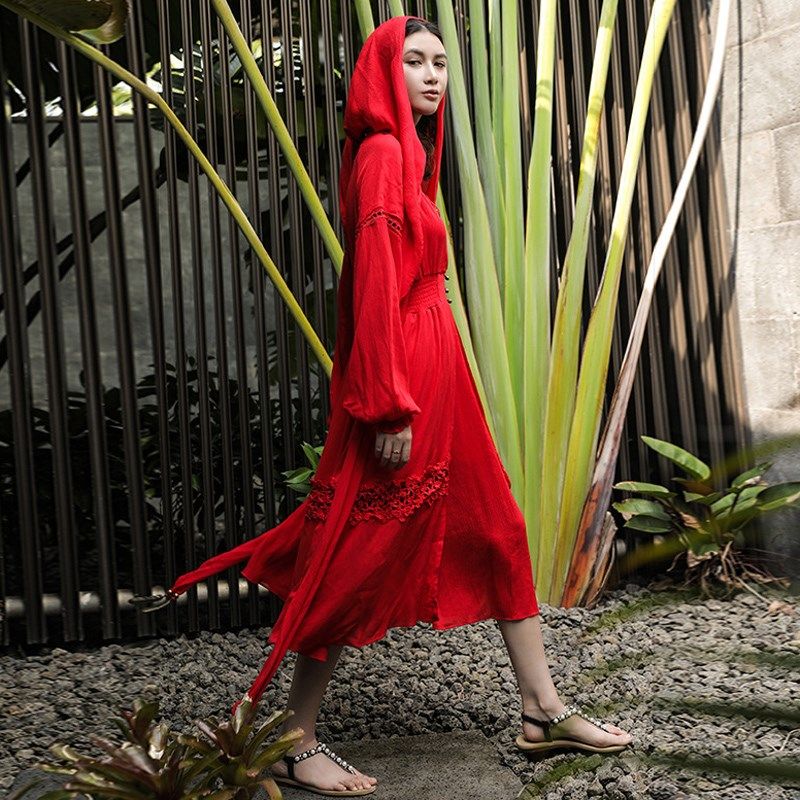 连帽大红色长袖沙滩裙女海边度假拍照装茶卡盐湖沙漠裙长款连衣裙