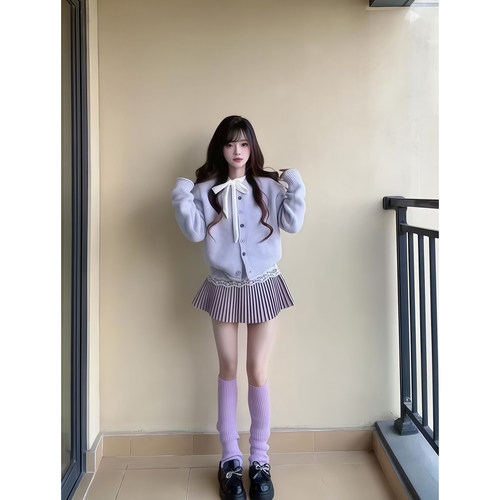 紫色圆领针织衫搭高腰百褶半身裙