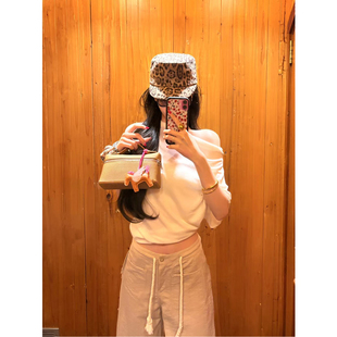 法式甜辣风气质荡领中袖上衣女2026年新款高级感褶皱修身斜肩T恤