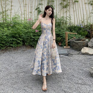 蓝色油画连衣裙女春夏2025新款碎花收腰法式吊带长裙海边度假裙子