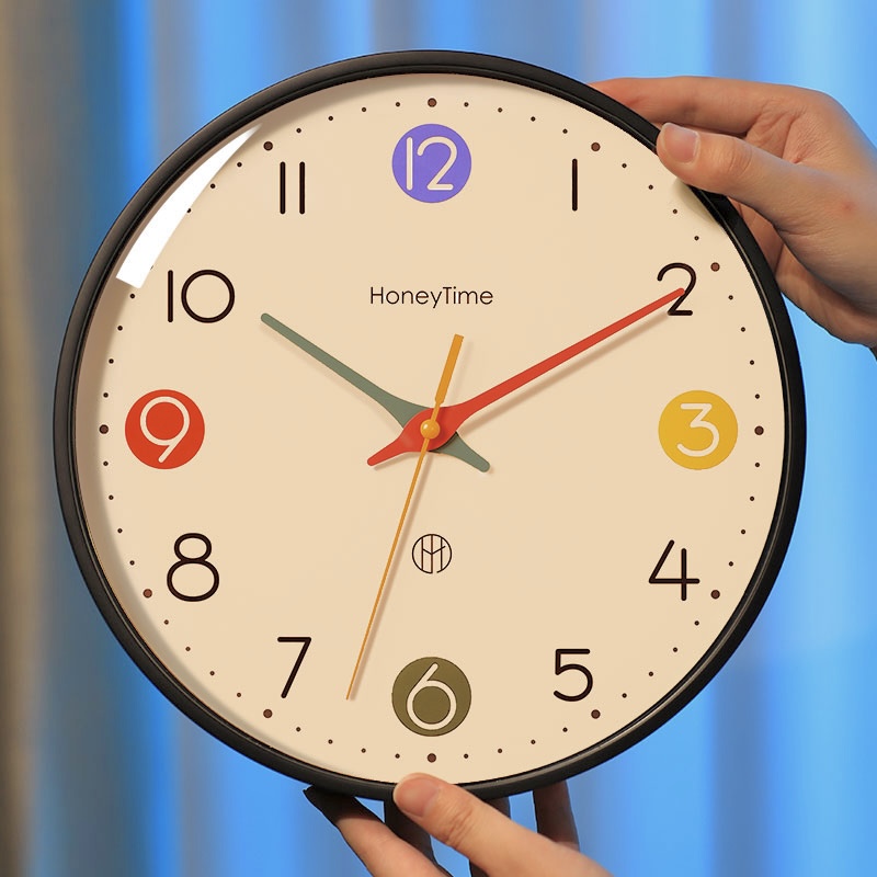 2024新款挂钟简约现代免打孔钉客厅挂墙儿童房家用挂表静音时钟表