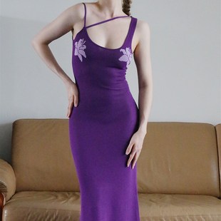 莫里公园 显白紫色斜肩设计修身针织连衣裙女 这条裙子很有韵味
