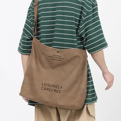 通勤斜挎包男款高级感小众单肩帆布包男大学生上课V手提包可放电