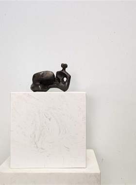 五圆美术馆抽象人物亨利摩尔铸铜小摆件实心黄铜雕塑手把件轻奢风