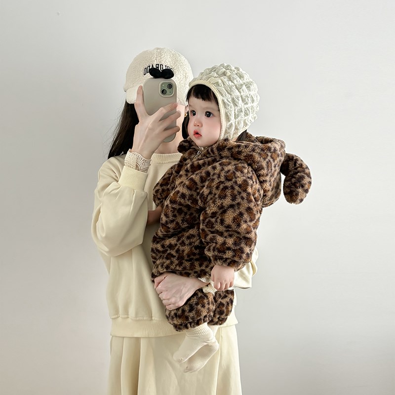 婴儿衣服秋冬季豹纹宝宝冬装连体衣毛绒可爱超萌棉服男女童外出服