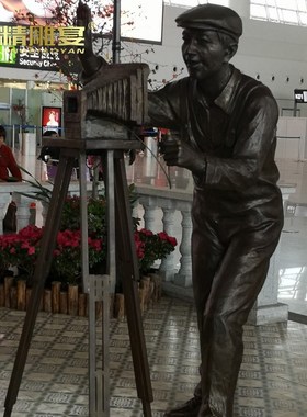 城市园林拍照摄影铜雕玻璃钢仿铜人物雕塑制作户外大型铸铜雕像