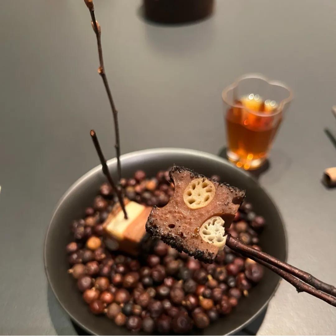 法式餐厅创意位上素食分子料理点心签子水果签带叉树枝甜品果签子