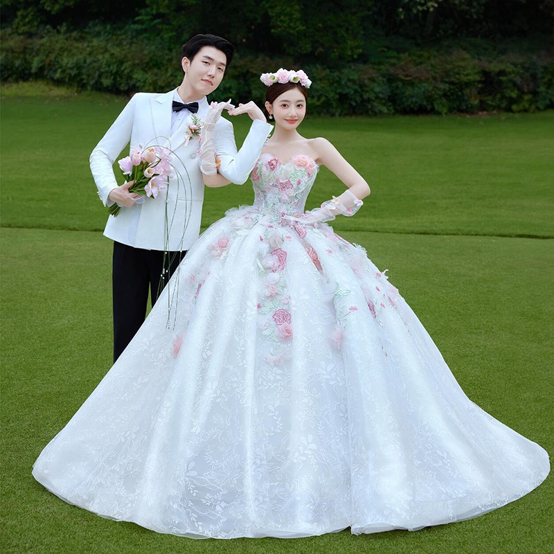 影楼主题服装外景情侣写真拍照礼服草坪旅拍摄影拖尾抹胸花朵婚纱图片