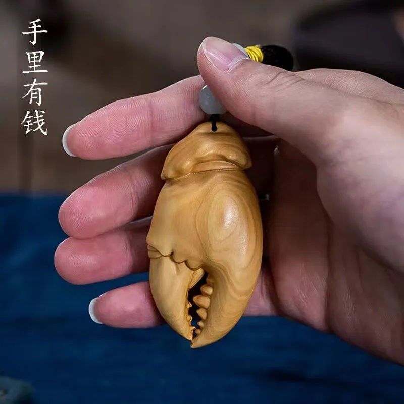 雕刻招财手把件螃n蟹钳子手里有钱随身把玩实木手把件