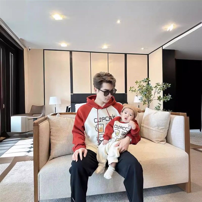 小月龄亲子装一家三口秋装卫衣2024新款婴儿爬服纯棉洋气母女装冬