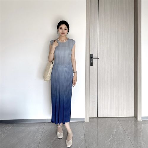 孕妇装夏季渐变色褶皱高级感百搭显瘦A字裙短袖圆领中长款连衣裙