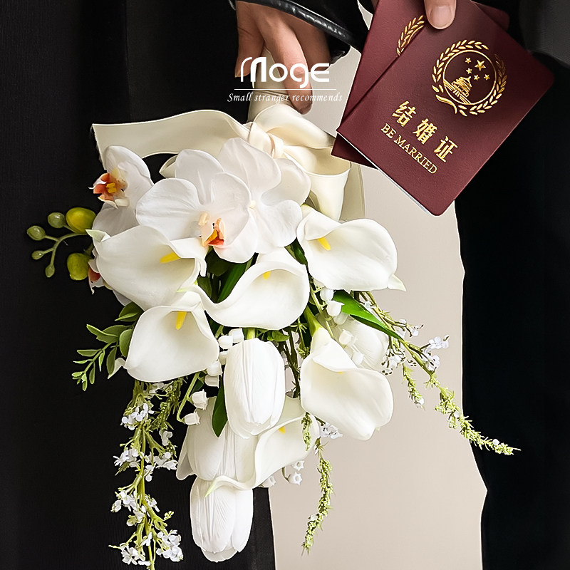 陌歌新娘手捧仿真马蹄莲求婚把束级感郁金香结婚领证束道具
