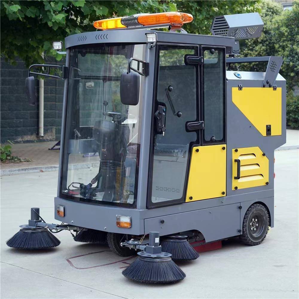 五刷电动扫地车全封闭洒水道路工业清扫车小型路面扫路车
