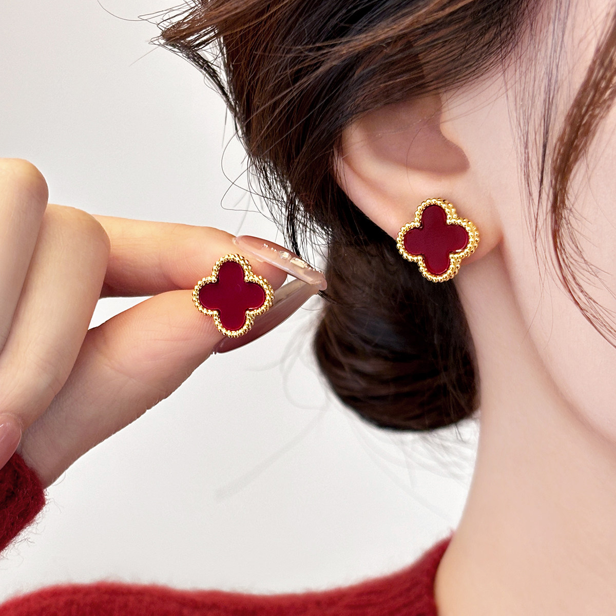 2026气质酒红色四叶草耳钉女纯银新年爆款氛围感百搭耳环设计耳饰