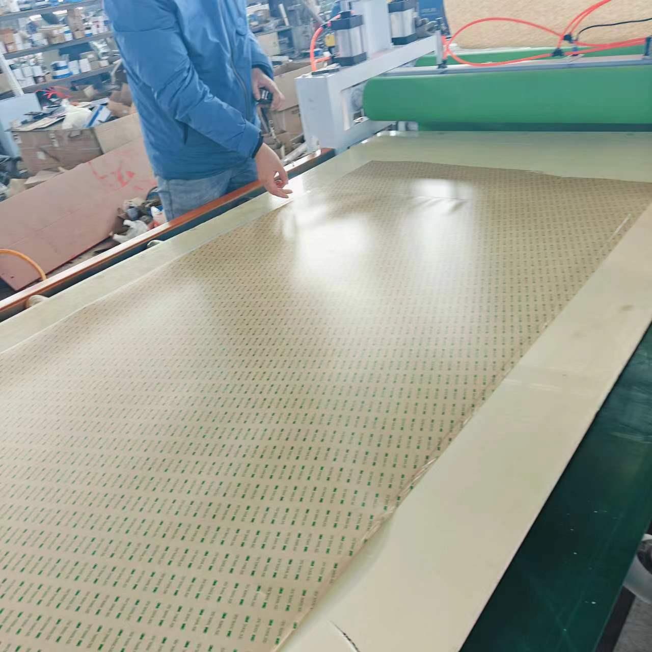 墙无布植绒布贴布机 白布乳胶涂纺胶密度植绒板布贴合1300型机 平