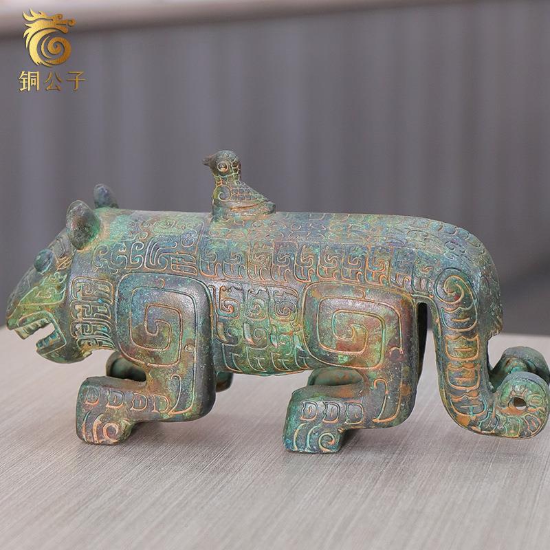 商代伏鸟双尾青铜虎复刻生肖虎工艺品江西文化仿古中式摆件展示