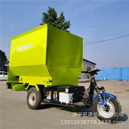 牛羊养殖喂料车小型汽油撒料车三轮电动双侧撒料车