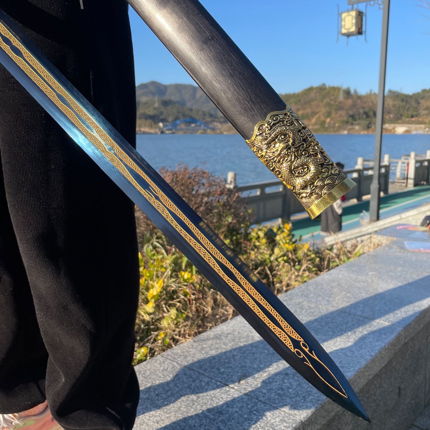 龙泉宝剑高锰钢锻造六面雕刻鎏金淬蓝全金属手柄6斤重剑未开刃