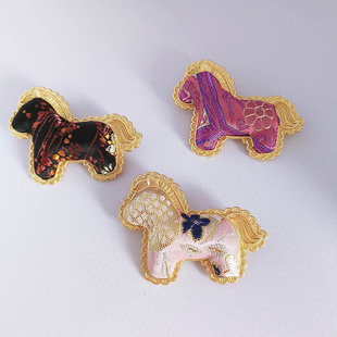 国风宋锦可爱小马胸针新中式高级感精致胸花别针女式古风衣饰配饰