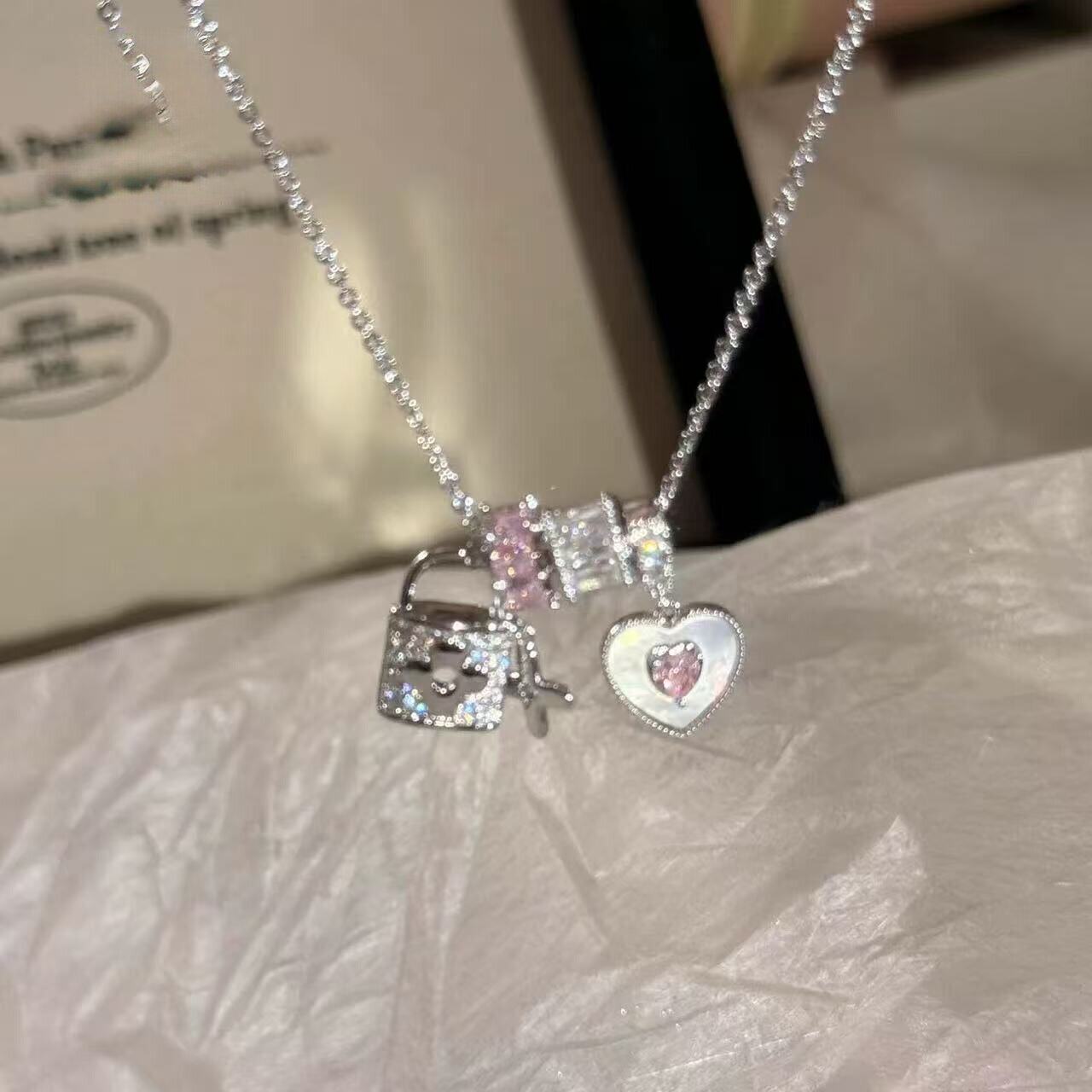 甜酷风粉色小锁爱心项链女甜美高颜值轻奢小众设计锁骨链2026新款