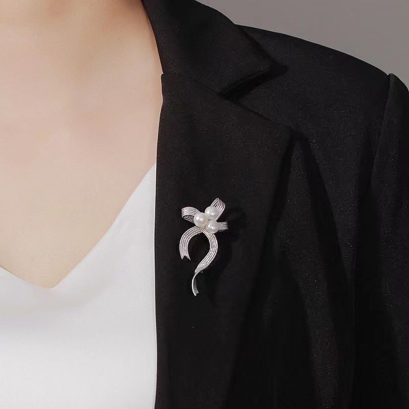 丝带珍珠胸针高档女轻奢百搭个性胸花小众设计感防走光扣别针配饰